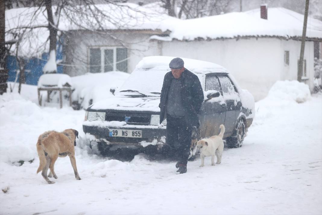 Yükseklerine kar yağan şehir beyaz örtüyle kaplandı 15